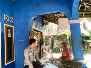 Bhabinkamtibmas Polsek Saketi Polres Pandeglang Bripka Hendra Wijaya Memberikan Himbauan Keamanan kepada Warga Desa Ciherang Jaya, Kec. Cisata 1 IMG 20240816 WA0001 1