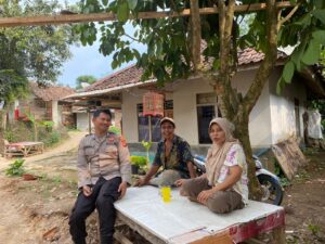Bhabinkamtibmas Polsek Saketi Polres Pandeglang Bripka Hendra Wijaya Jaga Kondusifitas Desa Kaduronyok melalui Sambang Silaturahmi ke Masyarakat 1 IMG 20240816 WA0007
