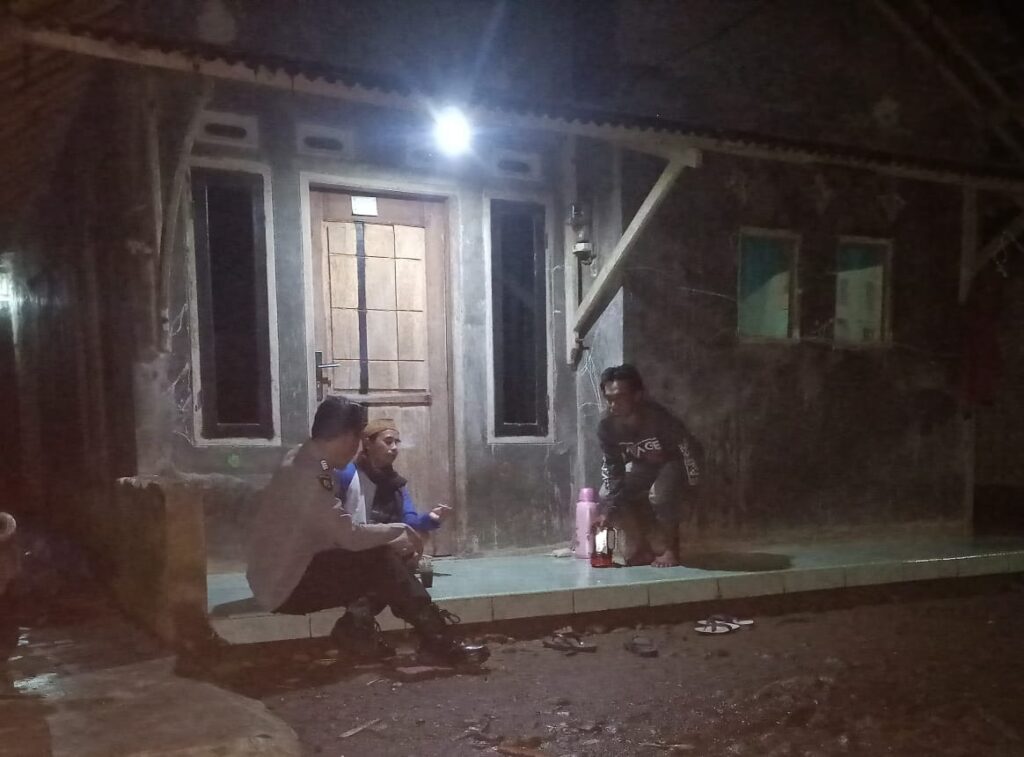 Polsek Pulosari: Patroli Rutin untuk Ciptakan Lingkungan Aman dan Kondusif 2 WhatsApp Image 2023 10 14 at 11.56.42