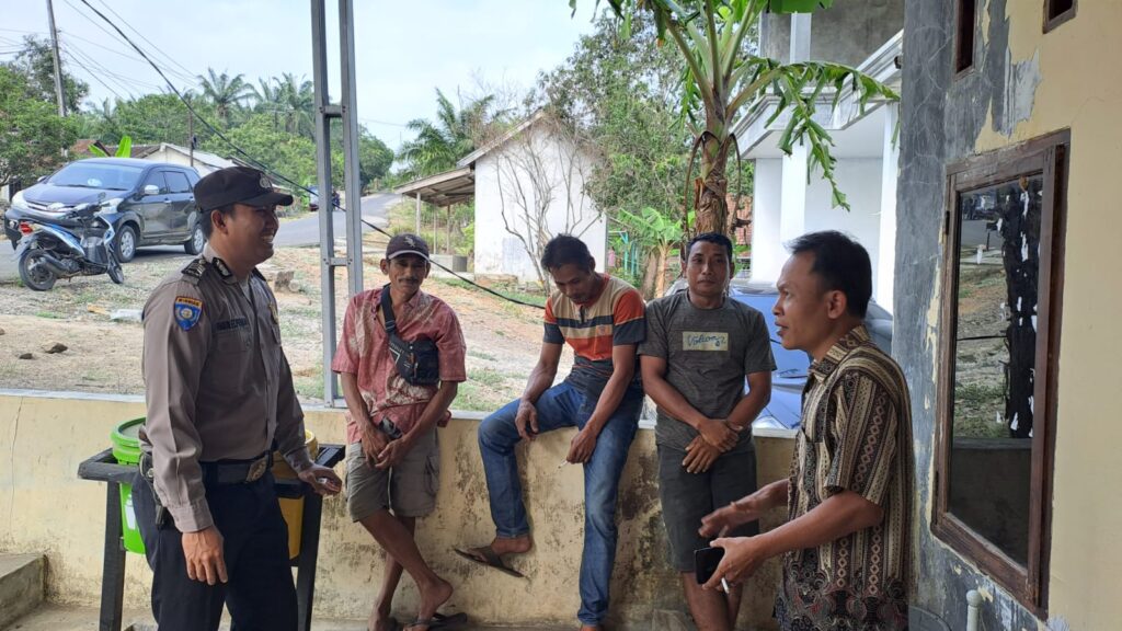 Bhabinkamtibmas Polsek Cikeusik Terus Lakukan Sambang untuk Ciptakan Keamanan dan Ketertiban Warga Masyarakat 6 WhatsApp Image 2023 10 14 at 12.11.02