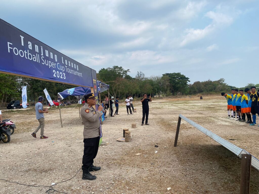 Kapolsek Panimbang Pimpin Pengamanan Turnamen Sepak Bola Super Cup Tanjunglesung 5 WhatsApp Image 2023 10 24 at 10.54.57