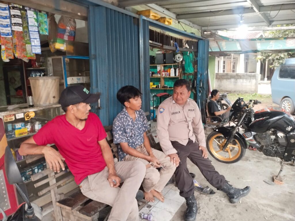 Polsek Saketi Bhabinkamtibmas Desa Cisata Melakukan Sambang DDS ke Warga Masyarakat 7 WhatsApp Image 2023 10 28 at 15.48.39