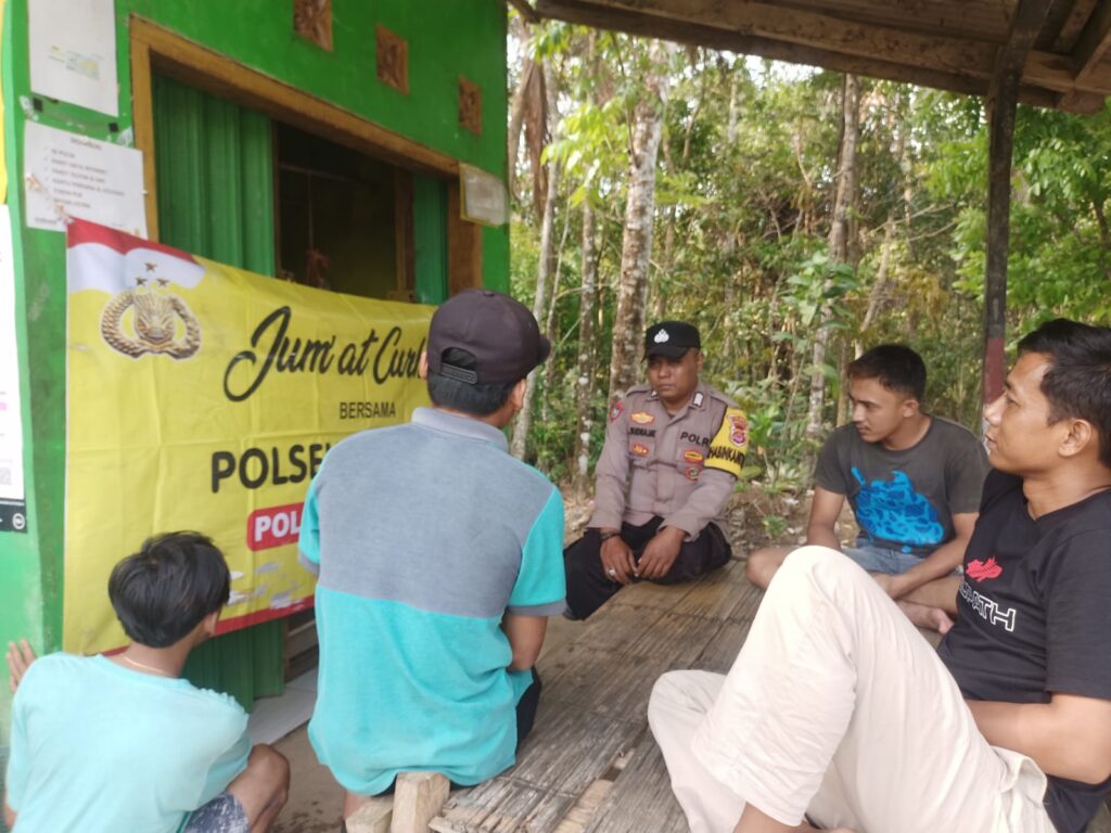 Bhabinkamtibmas Polsek Cimanggu Dukung Program 'Jumat Curhat' untuk Dengarkan Aspirasi Masyarakat di Desa Padasuka 8 WhatsApp Image 2023 10 28 at 15.51.07