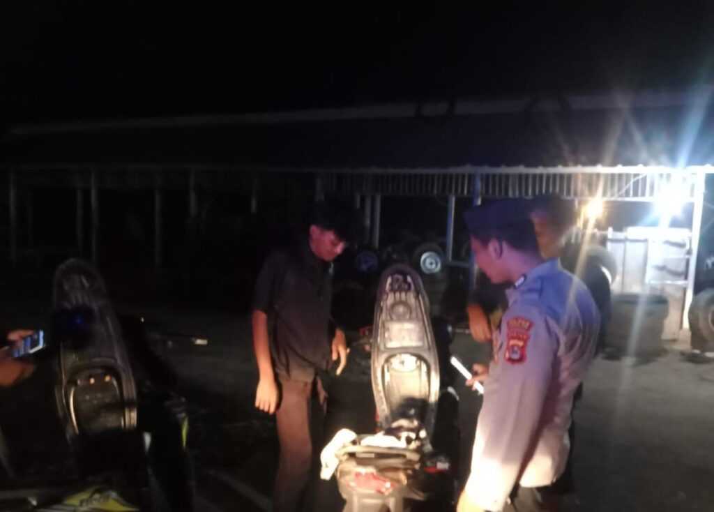Bhabinkamtibmas Polsek Cikedal Mendekatkan Polri dengan Masyarakat Melalui Patroli Dialogis Malam Hari 9 WhatsApp Image 2023 10 28 at 15.53.47