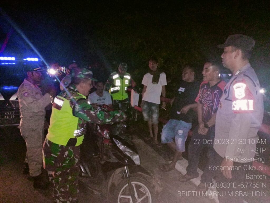 Polsek Cikeusik Melaksanakan Patroli Gabungan Sinergitas untuk Menciptakan Lingkungan Aman dan Kondusif 10 WhatsApp Image 2023 10 28 at 15.55.33