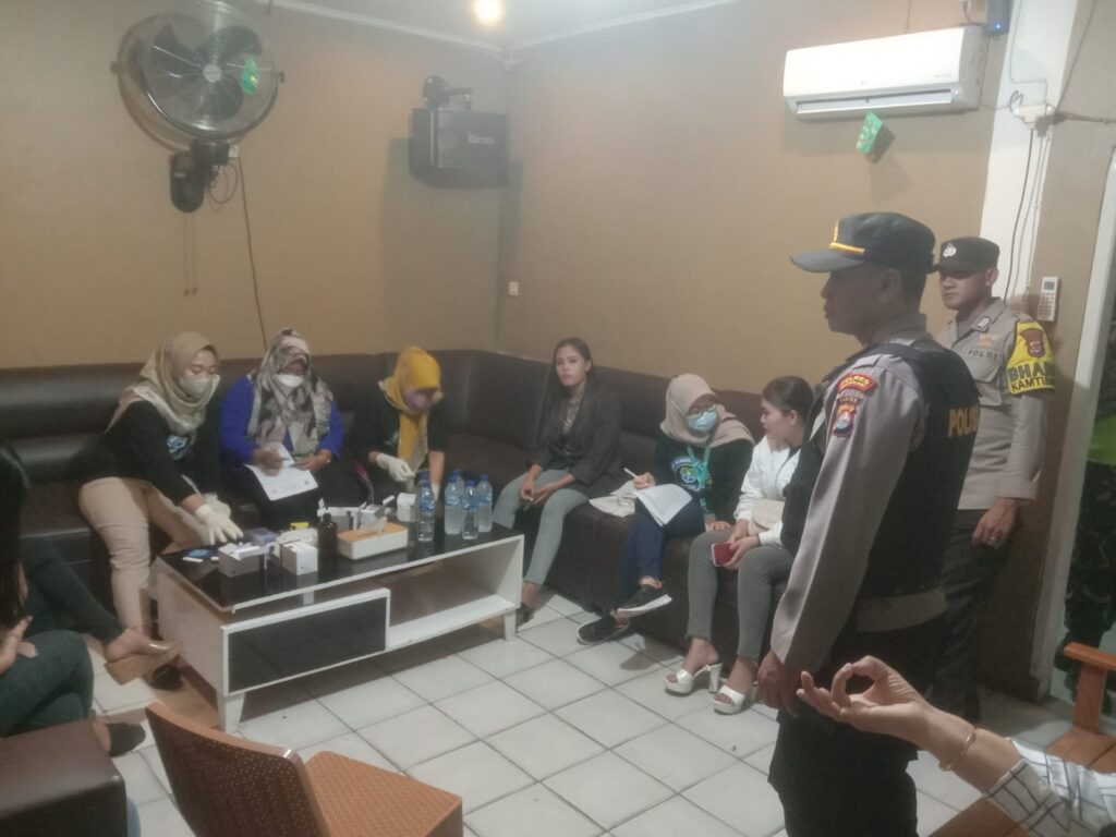 Polsek Carita dan Puskesmas UPT Carita Bersinergi Gelar Patroli Gabungan Mobile VCT 1 WhatsApp Image 2023 10 29 at 08.14.38