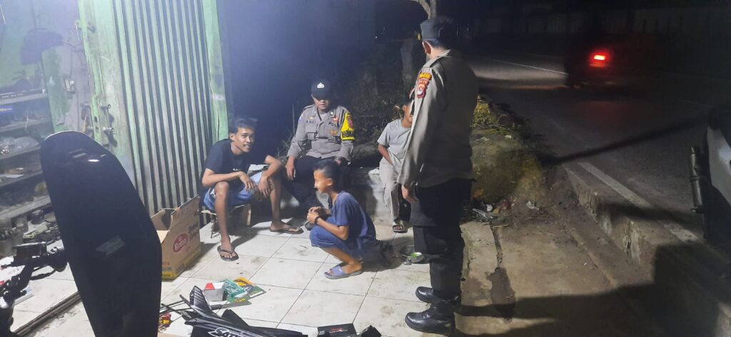Patroli Dialogis Polsek Picung: Antisipasi Tindakan Kejahatan di Bengkel Motor 4 WhatsApp Image 2023 10 29 at 08.44.35