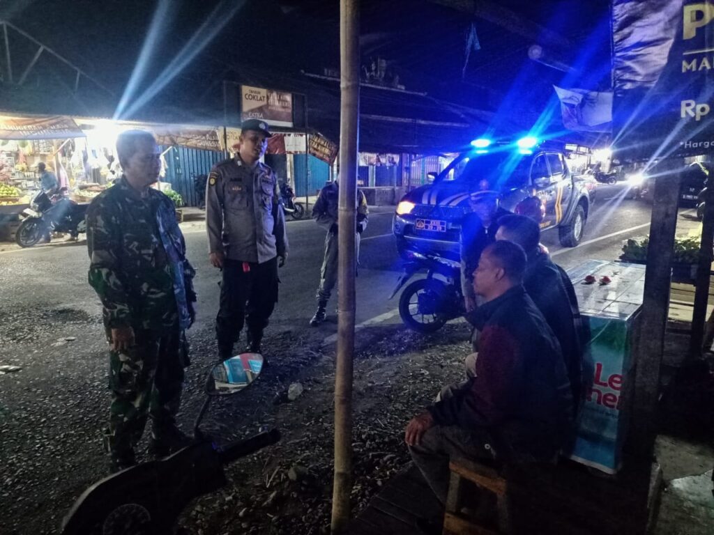Patroli Gabungan Polsek Cibaliung: Memastikan Keamanan Wilayah di Malam Akhir Pekan 5 WhatsApp Image 2023 10 29 at 08.49.41