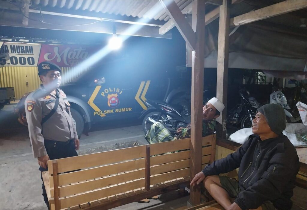 Polsek Sumur Lakukan Patroli Malam untuk Menjaga Kamtibmas 3 WhatsApp Image 2023 11 01 at 09.18.31