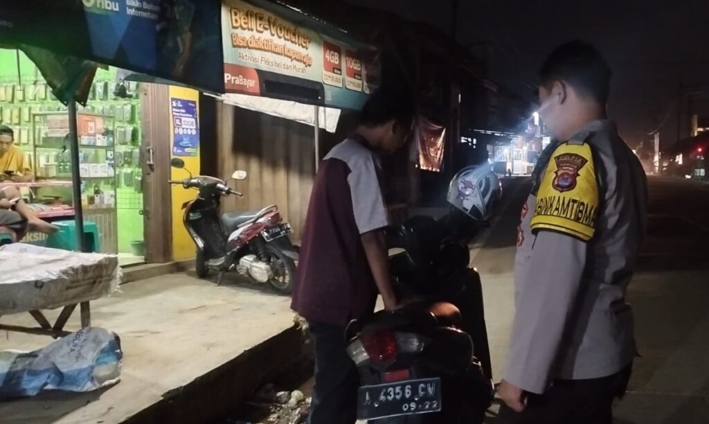 Polsek Bojong Melaksanakan Patroli Malam dalam Upaya Menjaga Kamtibmas 4 WhatsApp Image 2023 11 01 at 09.20.34