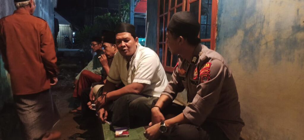 Bhabinkamtibmas Polsek Munjul Melaksanakan Sambang dan Silaturahmi dengan Warga Masyarakat 10 WhatsApp Image 2023 11 01 at 10.46.46