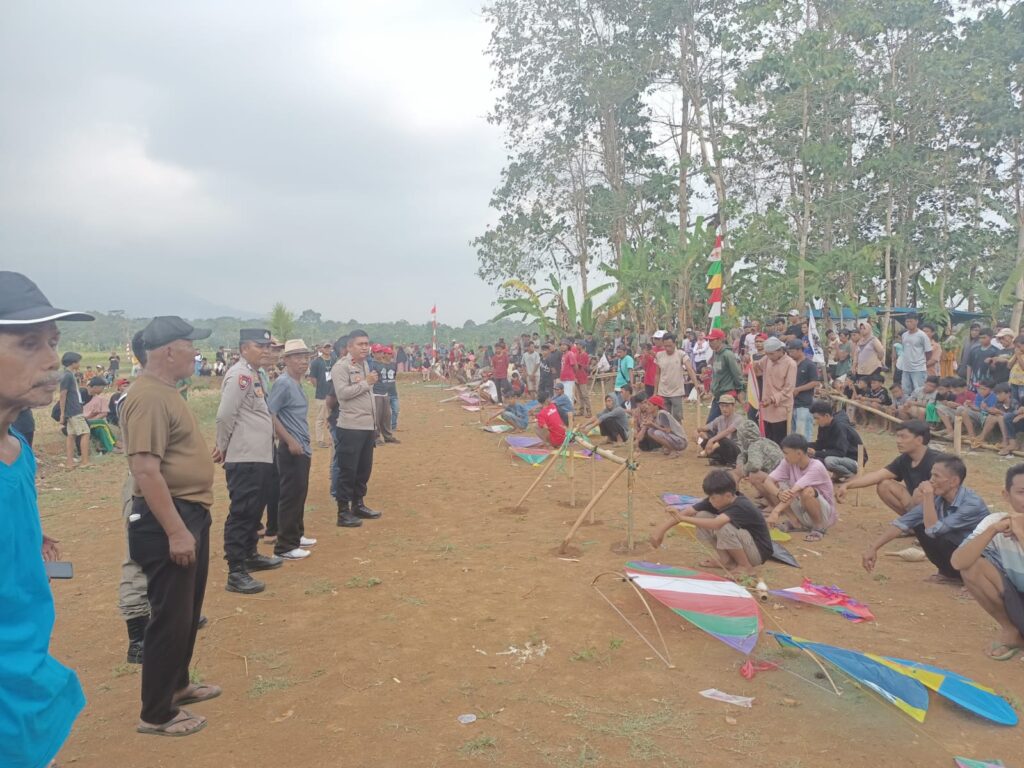 Polsek Cikedal Amankan Lomba Layang-Layang di Desa Karyasari 2 WhatsApp Image 2023 11 01 at 10.51.23