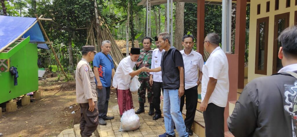 Bhabinkamtibmas Polsek Pandeglang Bantu Pendistribusian Bantuan Sembako kepada Korban Pohon Tumbang 4 WhatsApp Image 2023 11 02 at 17.46.38
