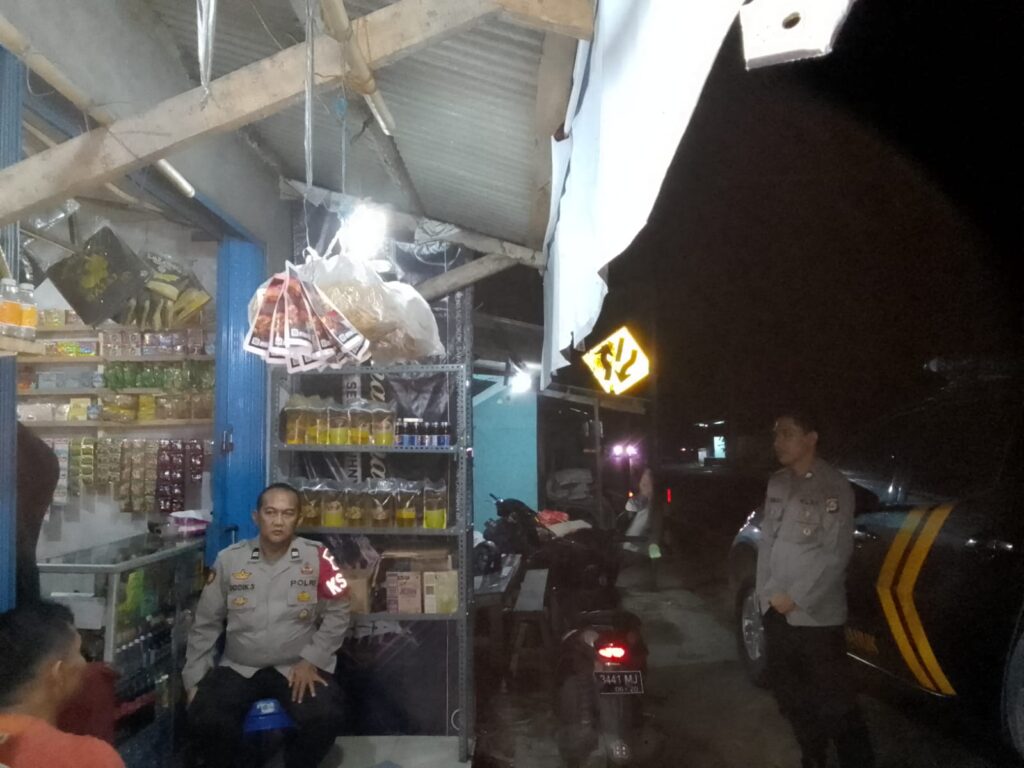 Polsek Cimanuk Gelar Patroli Malam Demi Keamanan dan Kenyamanan Masyarakat 8 WhatsApp Image 2023 11 02 at 18.16.25
