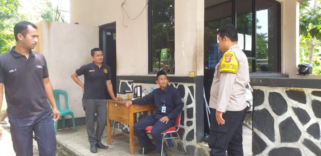Bhabinkamtibmas Polsek Pandeglang Sambangi Satpam SMAN CMBBS dan Ajak Turut Serta Jaga Kamtibmas 1 WhatsApp Image 2023 11 04 at 19.00.58