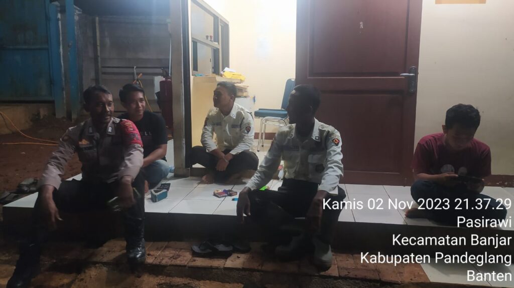 Polsek Banjar Lakukan Patroli Malam demi Menjaga Ketertiban dan Keamanan Wilayah 6 WhatsApp Image 2023 11 04 at 19.44.37