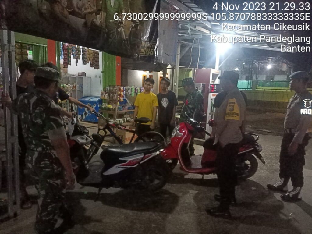 Polsek Cikeusik Terus Tingkatkan Patroli untuk Keamanan dan Kondusifitas 2 WhatsApp Image 2023 11 05 at 11.11.17
