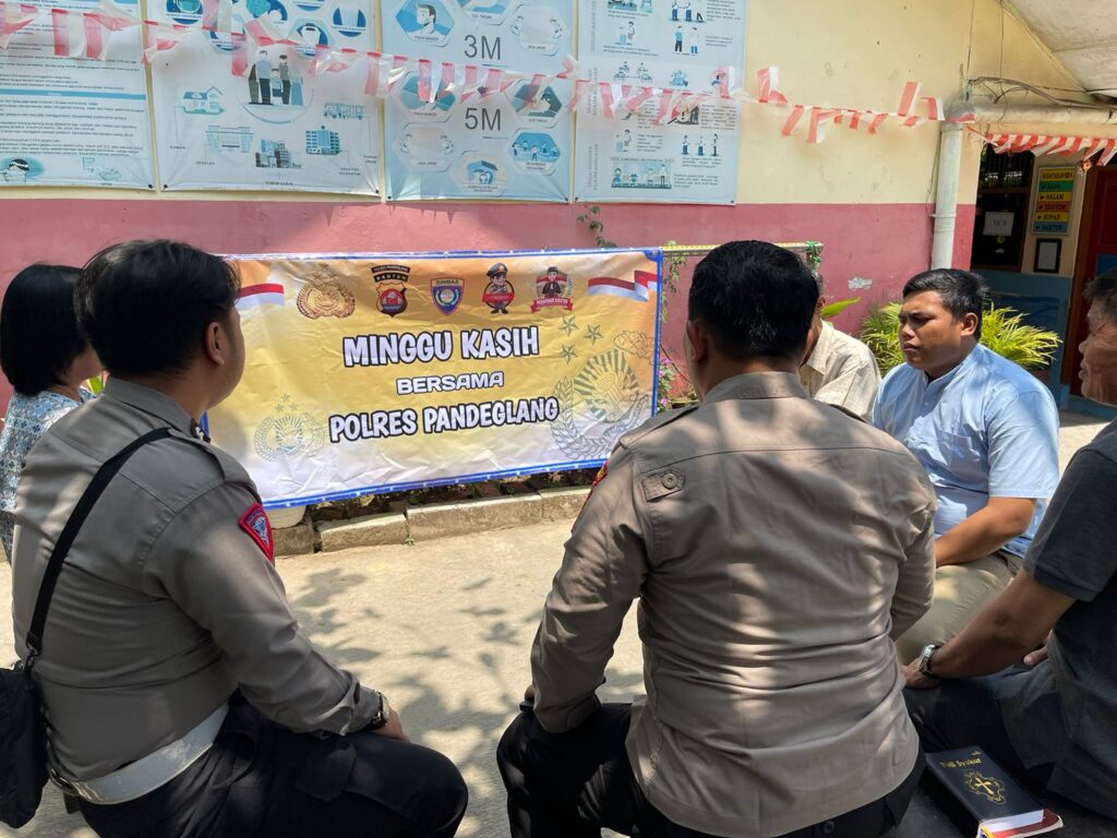 Polsek Labuan Amankan Gereja pada Kegiatan "Minggu Kasih" 10 WhatsApp Image 2023 11 05 at 13.08.53