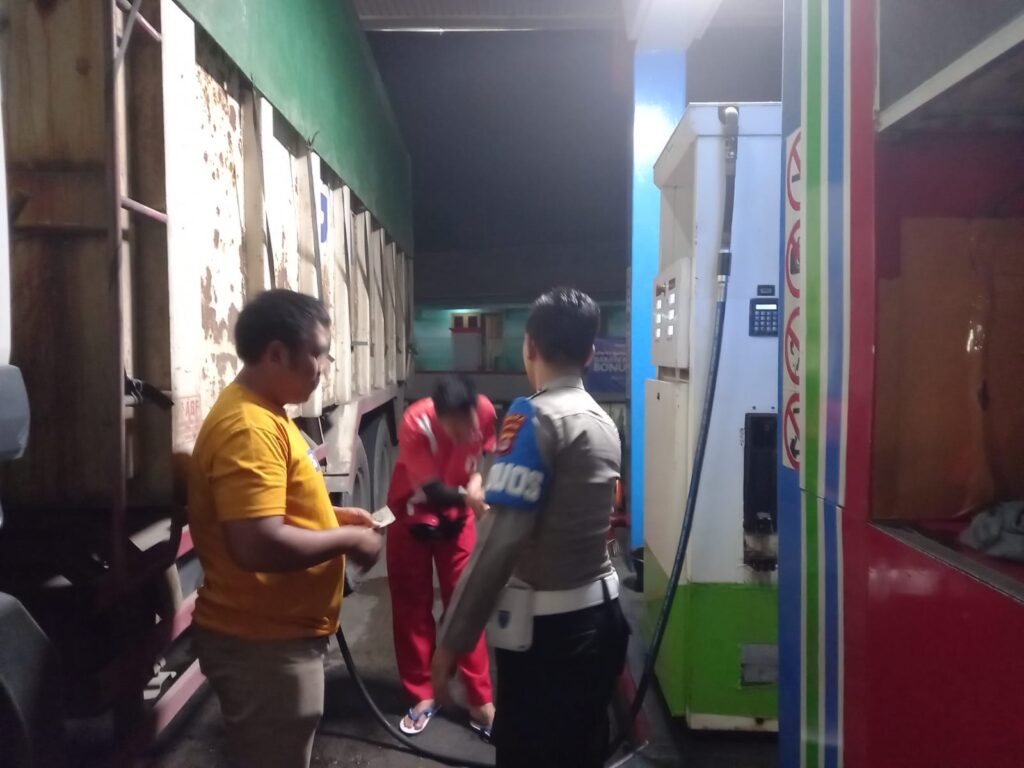 Polsek Saketi Laksanakan Patroli Malam untuk Memelihara Kamtibmas 7 WhatsApp Image 2023 11 05 at 19.21.16