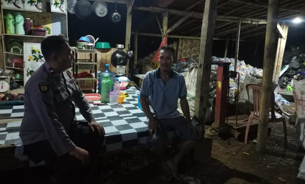 Bhabinkamtibmas Polsek Jiput Terus Dekatkan Diri dengan Warga Melalui Kegiatan Sambang 5 WhatsApp Image 2023 11 06 at 11.45.47