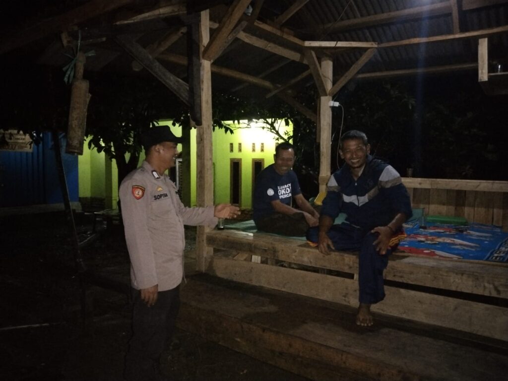 Polsek Cimanggu Rutin Sambangi Pos Kamling untuk Ciptakan Kamtibmas yang Aman 6 WhatsApp Image 2023 11 06 at 11.51.20
