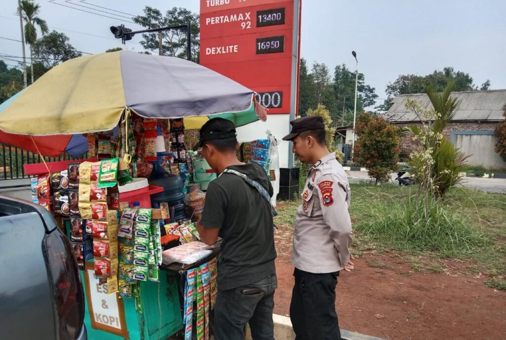 Bhabinkamtibmas Polsek Cikedal Jalin Kemitraan Positif dengan Pedagang Kopi Keliling 7 WhatsApp Image 2023 11 06 at 12.03.29