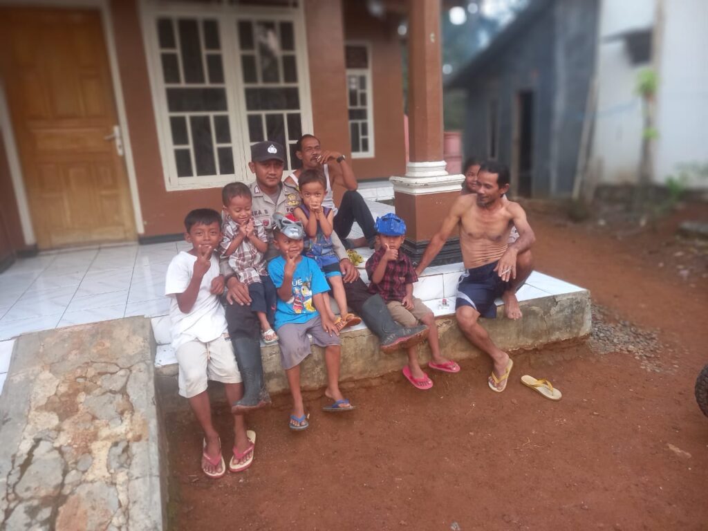 Bhabinkamtibmas Polsek Carita Edukasi Anak-Anak Soal Keamanan 7 WhatsApp Image 2023 11 07 at 10.52.29