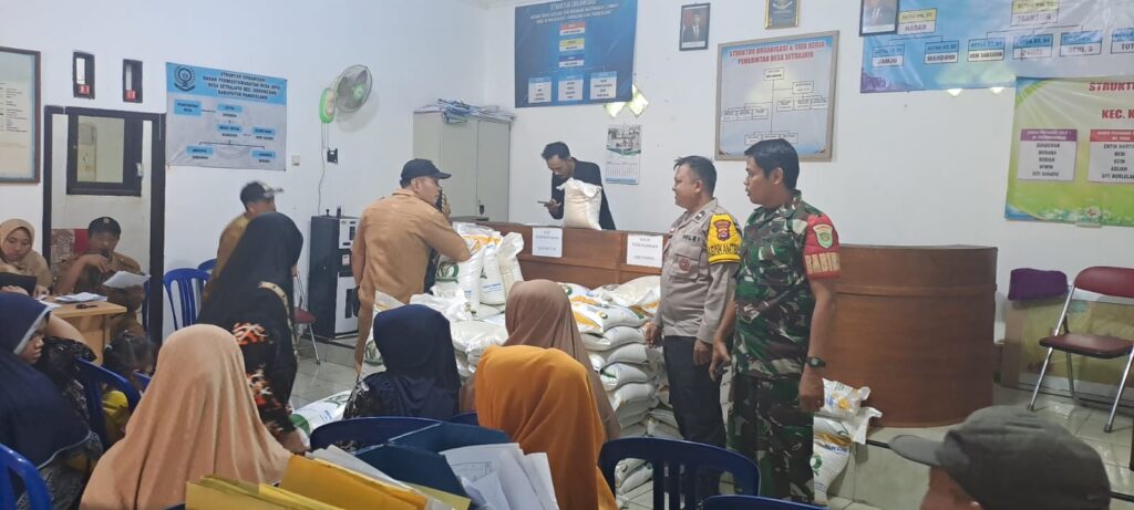 Bhabinkamtibmas Polsek Cadasari Pantau Penyaluran Bantuan Sosial Ketahanan Pangan di Desa Setrajaya 3 WhatsApp Image 2023 11 07 at 18.38.17