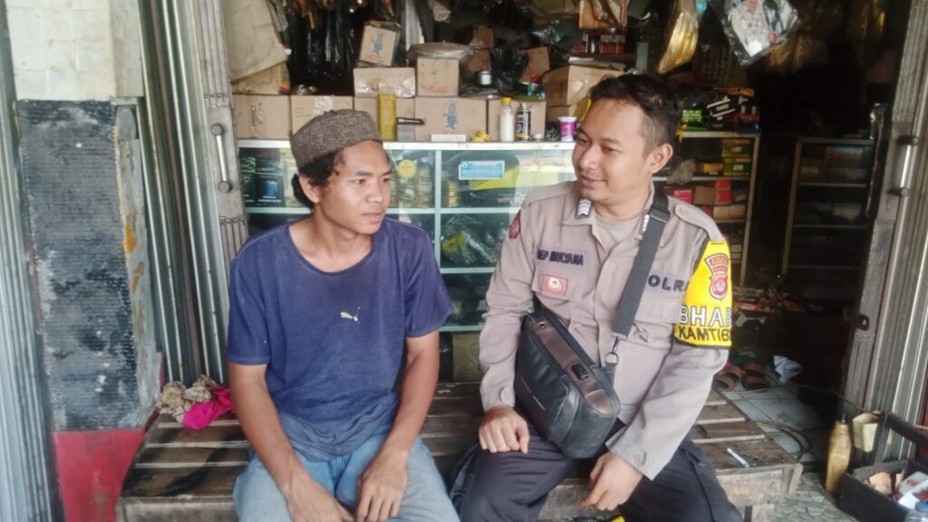Bhabinkamtibmas Polsek Cikedal Laksanakan Sambang dan DDS ke Warga Masyarakat 9 WhatsApp Image 2023 11 11 at 15.31.41