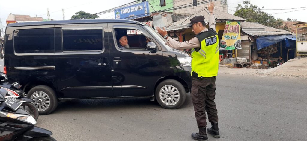 Piket Pelayanan SPKT Polsek Cadasari Lakukan Strong Point untuk Antisipasi Kecelakaan dan Kemacetan 5 WhatsApp Image 2023 11 11 at 20.22.05