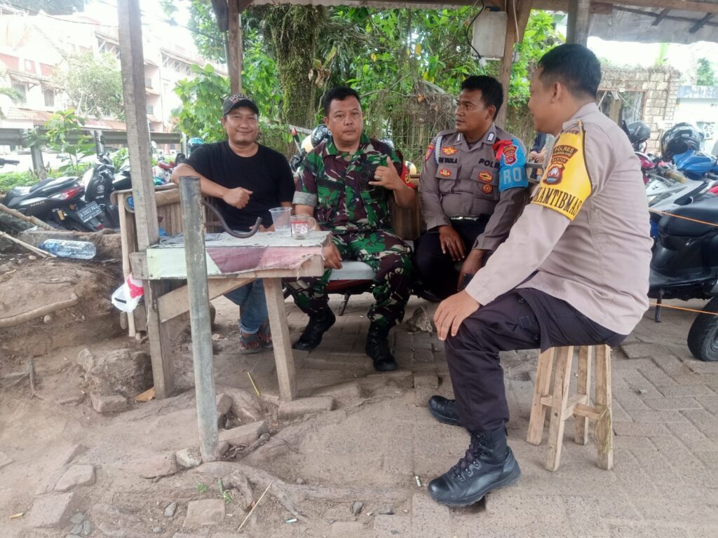 Sinergitas TNI-Polri: Bhabinkamtibmas Polsek Carita dan Babinsa Sambangi Warga Desa Sukajadi 7 WhatsApp Image 2023 11 11 at 20.44.55