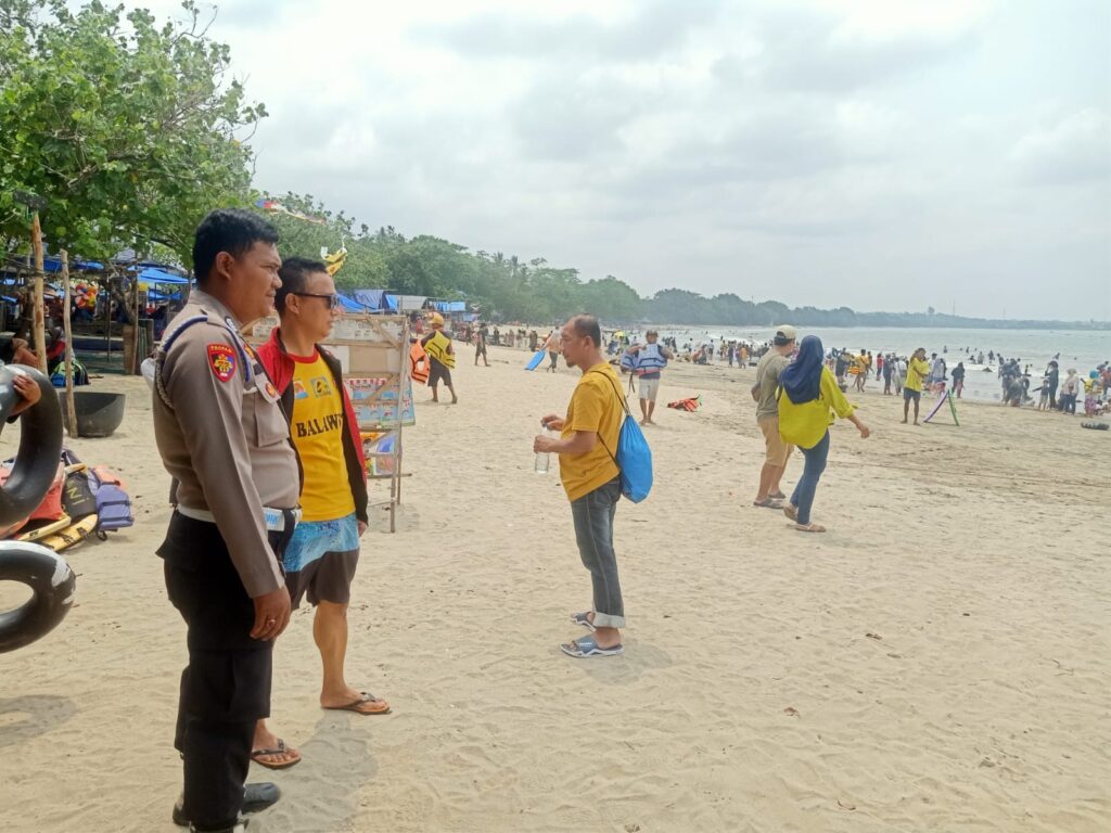 Personel Polsek Carita Himbau Pengunjung dan Pengelola Pantai Selama Liburan 8 WhatsApp Image 2023 11 11 at 20.50.27