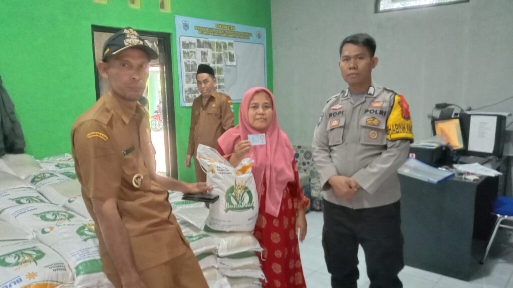 Bhabinkamtibmas Polsek Mandalawangi Kawal Penyaluran Bantuan Pangan Beras 4 WhatsApp Image 2023 11 13 at 10.18.11