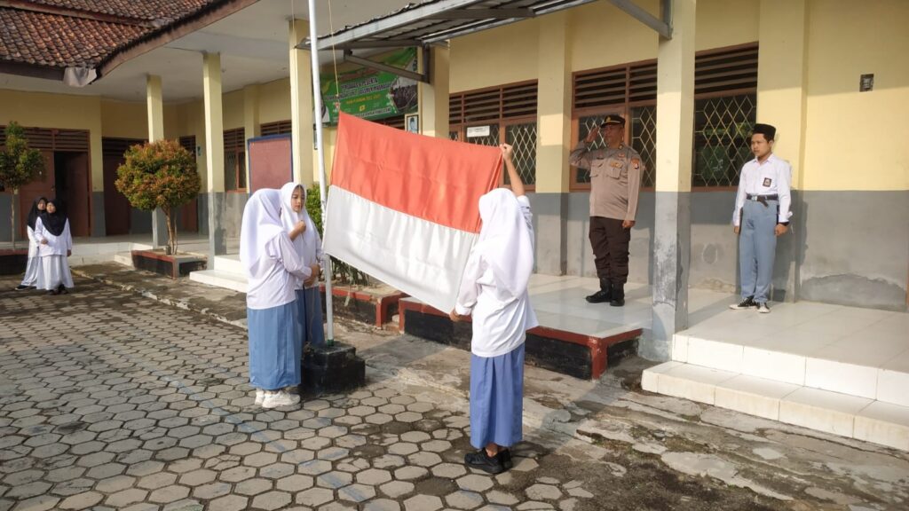 Kanit Samapta Polsek Pandeglang Pimpin Upacara Bendera di MA Ar Rohman Pandeglang 6 WhatsApp Image 2023 11 13 at 10.25.37