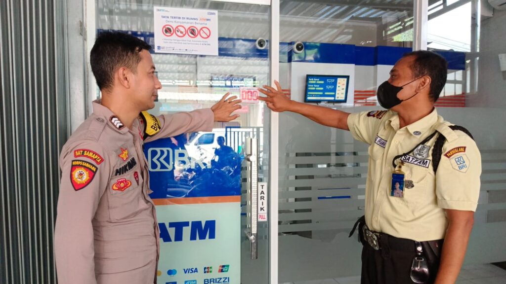 Bhabinkamtibmas Polsek Menes Sambangi Satpam Bank BRI Tempel Stiker 110 5 WhatsApp Image 2023 11 13 at 10.26.51
