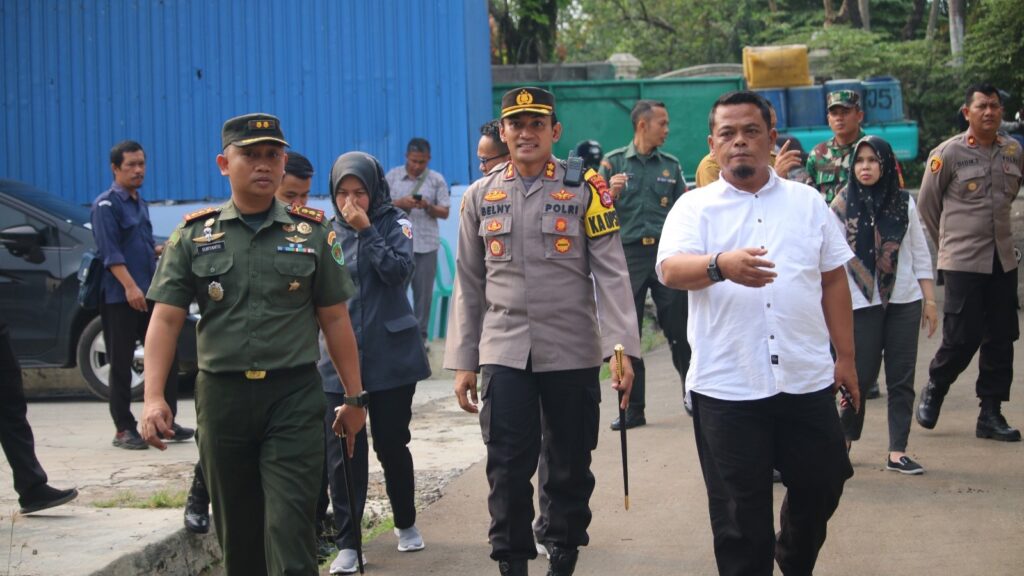 Kapolres Pandeglang dan Dandim 0601 Cek Gudang Logistik KPU Menjelang Pemilu 2024 1 WhatsApp Image 2023 11 13 at 16.40.06