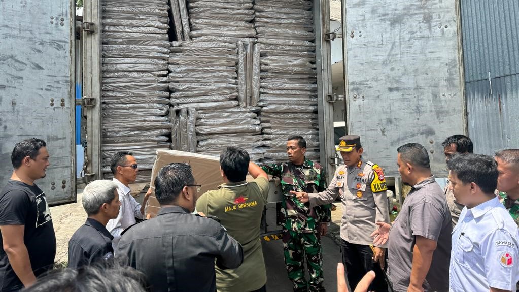 Kapolres Pandeglang Pantau Pendistribusian Tahap Pertama Logistik Pemilu 2024 4 WhatsApp Image 2023 11 15 at 12.33.02