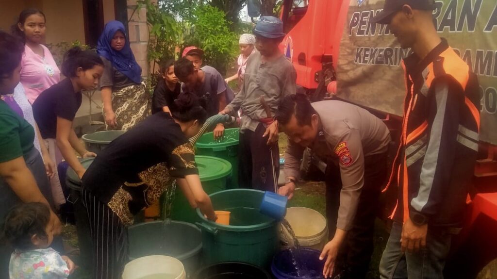 Bhabinkamtibmas Polsek Panimbang Ikut Serta Penyaluran Air Bersih 10 WhatsApp Image 2023 11 16 at 10.16.04
