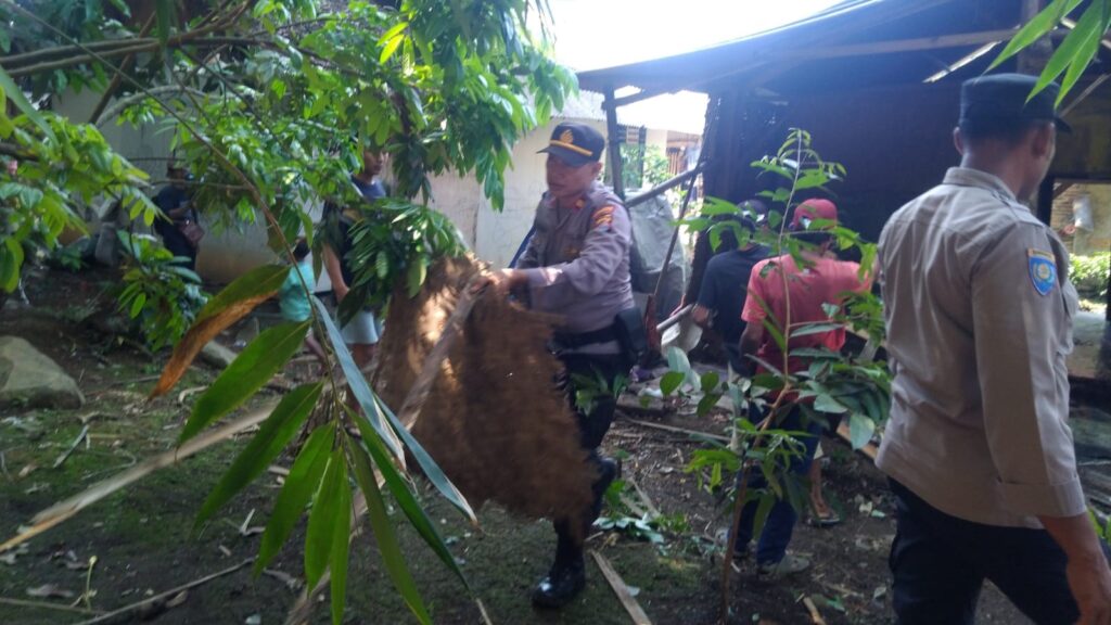 Kapolsek Carita dan Anggota Polsek Salurkan Bantuan Bedah Rumah untuk Warga Kurang Mampu 4 WhatsApp Image 2023 11 16 at 13.50.39