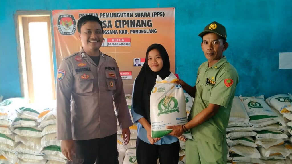 Bhabinkamtibmas Polsek Angsana Dampingi Pendistribusian Bantuan Pangan Dari Kemensos 5 WhatsApp Image 2023 11 16 at 19.12.32