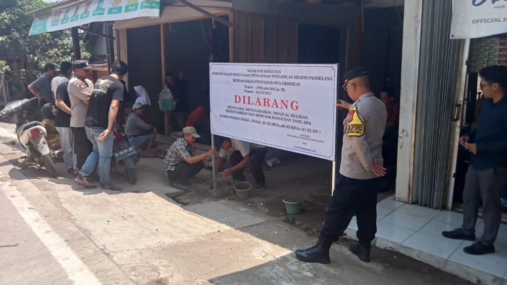 Polres Pandeglang Laksanakan Pengamanan Pembacaan Sita Eksekusi Tanah dan Bangunan di Munjul 4 WhatsApp Image 2023 11 16 at 22.26.57