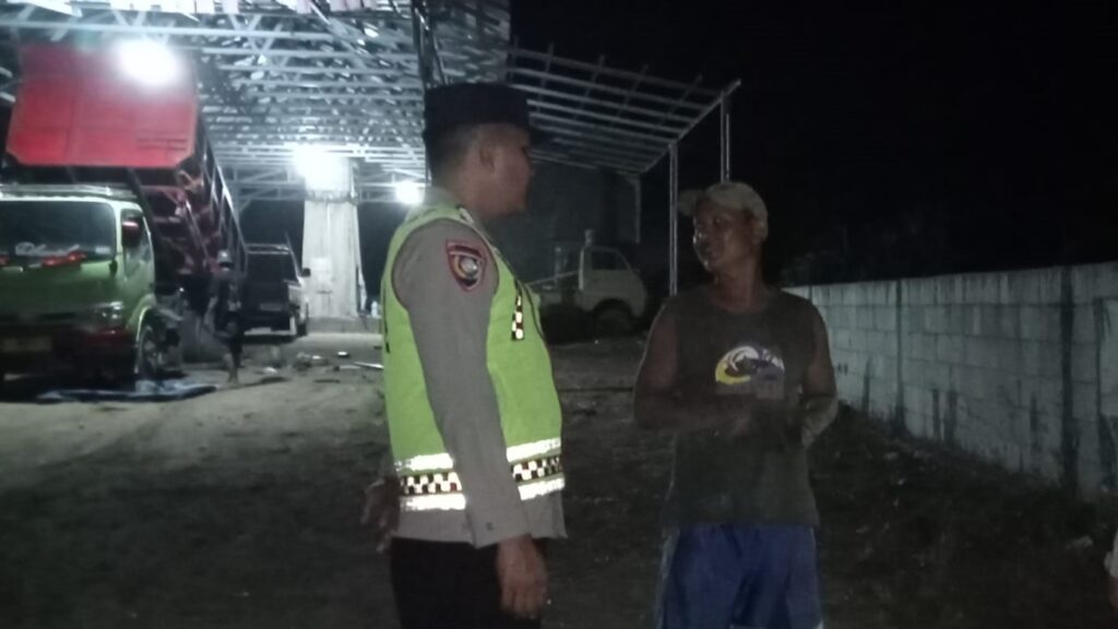 Polsek Cikedal Beraksi Malam Hari dengan Patroli untuk Menangkal Potensi Kejahatan 5 WhatsApp Image 2023 11 17 at 05.58.39