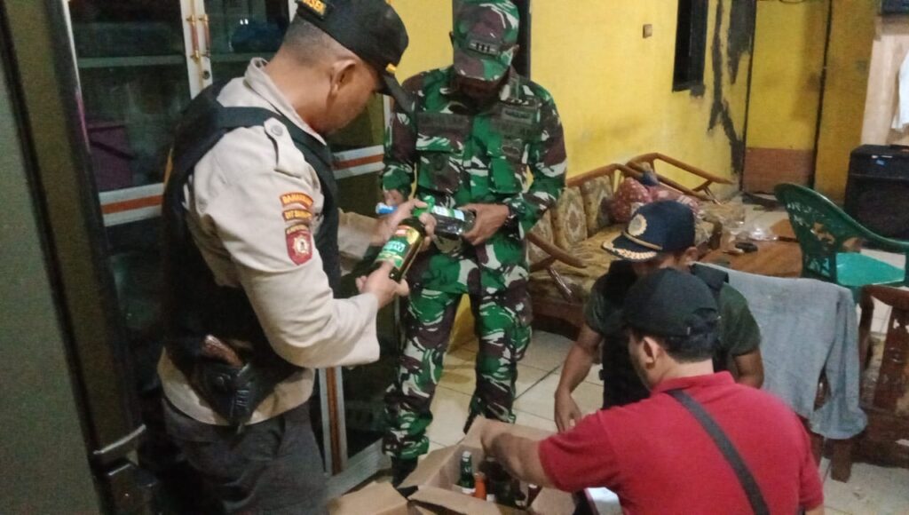 Operasi Lilin Maung 2023 : Polsek Carita Berhasil Amankan Puluhan Botol Miras di Malam Natal 4 WhatsApp Image 2023 12 25 at 04.28.04