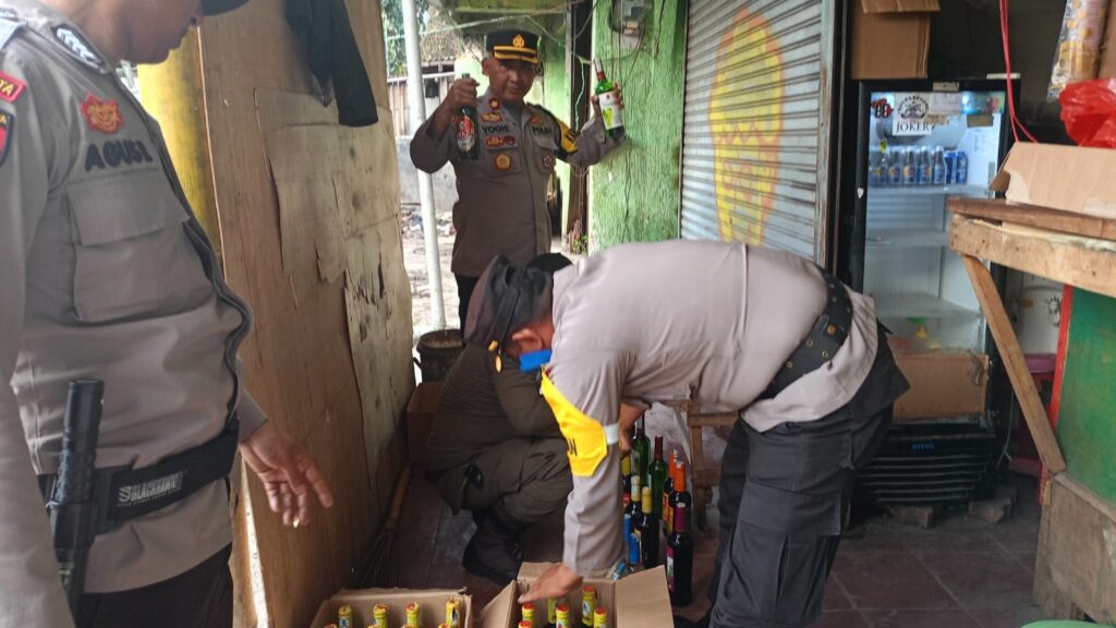 Polsek Pandeglang Berhasil Mengamankan Puluhan Botol Minuman Keras Tanpa Izin Jelang Tahun Baru 2024 3 WhatsApp Image 2023 12 26 at 08.45.23