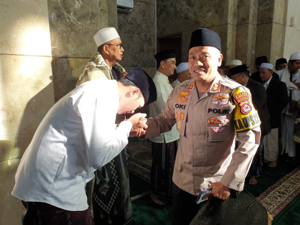 Kapolres Pandeglang dan Forkopimda Ikuti Sholat Idul Fitri Berjamaah di Masjid Agung Pandeglang 4 WhatsApp Image 2024 04 10 at 07.59.43