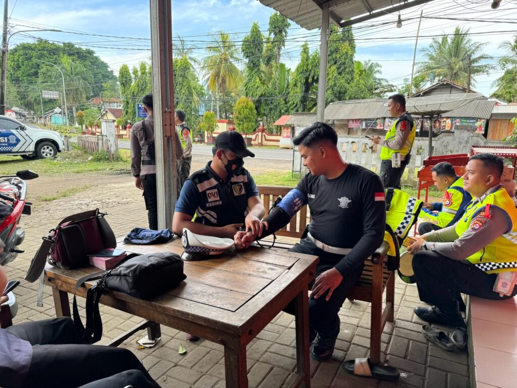 Subsatgas Banops Dokkes Polres Pandeglang Gelar Patroli Kesehatan di Pos Terpadu Carita dan Tempat Wisata dalam Ops Ketupat Maung 2024 10 WhatsApp Image 2024 04 13 at 10.48.28
