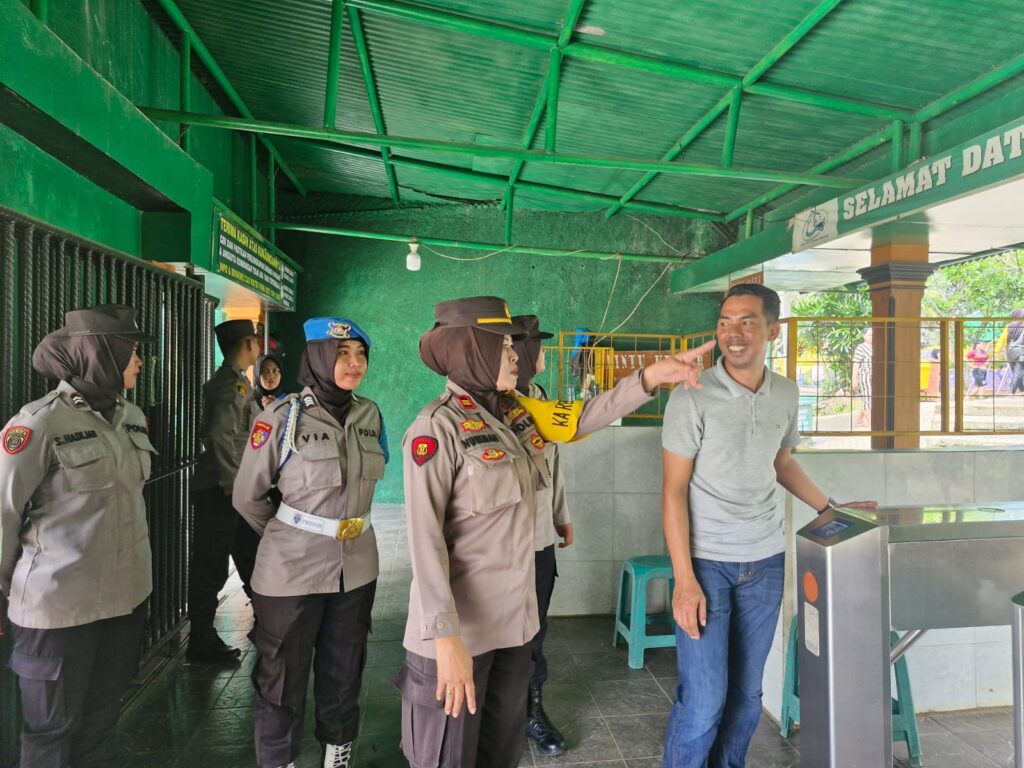 Polwan Polres Pandeglang Berikan Sosialisasi Kamtibmas di Obyek Wisata Cikole Waterpark 6 WhatsApp Image 2024 04 13 at 12.33.04