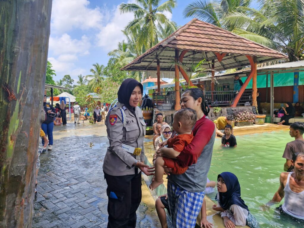 Polwan Polres Pandeglang Gelar Patroli Wisata Mobile dan Sosialisasi Kamtibmas di Obyek Wisata Pemandian Air Panas Cisolong 9 WhatsApp Image 2024 04 13 at 12.33.38