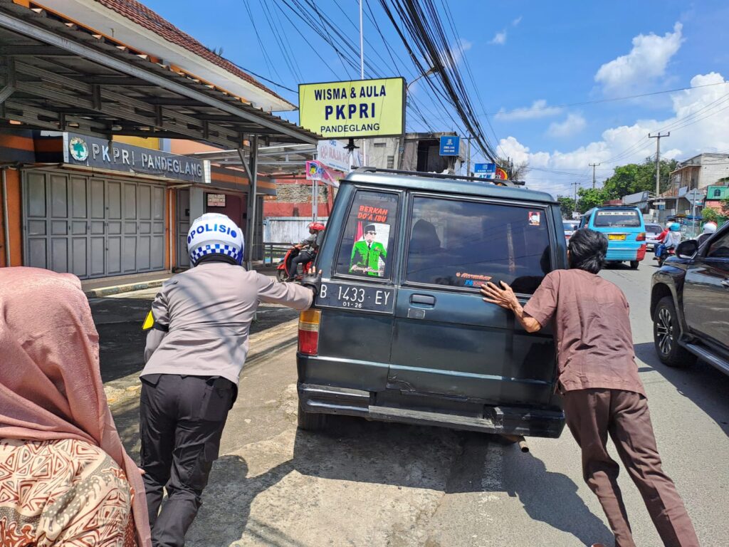 Kapolres Pandeglang Membantu Dorong Kendaraan Mogok di Momen Libur Idul Fitri 1445 H 8 WhatsApp Image 2024 04 13 at 12.38.05