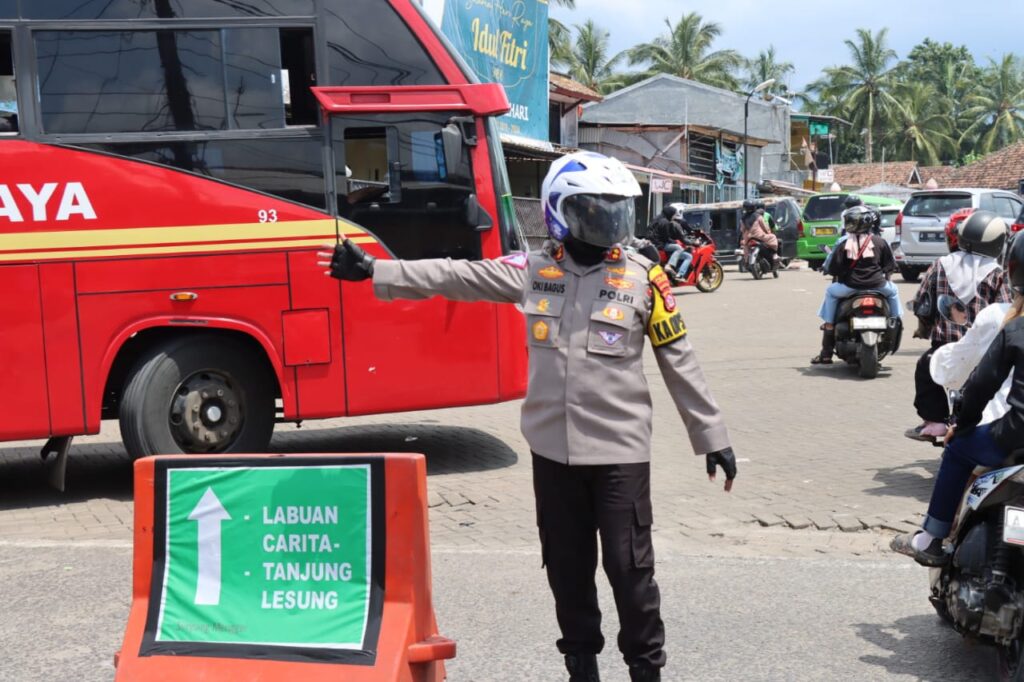 Kapolres Pandeglang Berikan Pelayanan Pengaturan Arus Lalulintas untuk Urai Kemacetan di Pertigaan Mengger 7 WhatsApp Image 2024 04 13 at 12.38.27